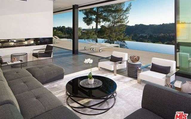 house living area with view of mountain