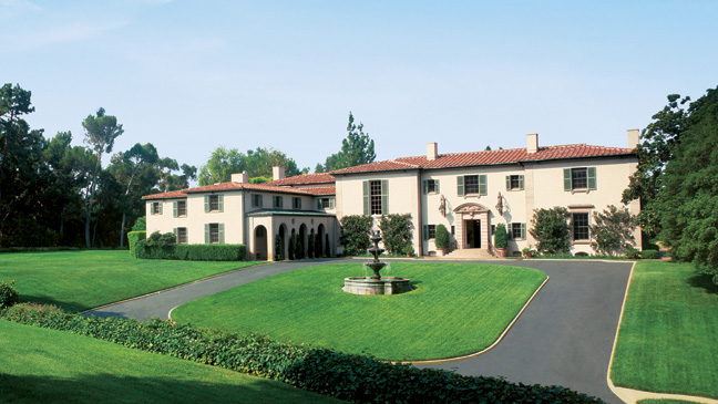 house in Owlwood with a fountain on the front